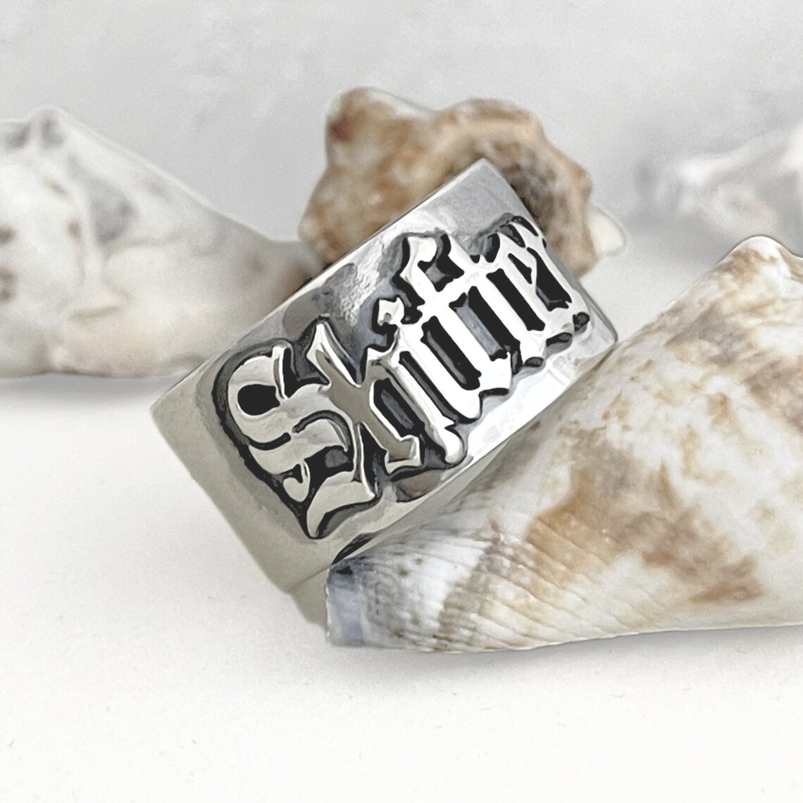 Anéis góticos masculinos de 12 - Initial Ring Custom avaliação e preço